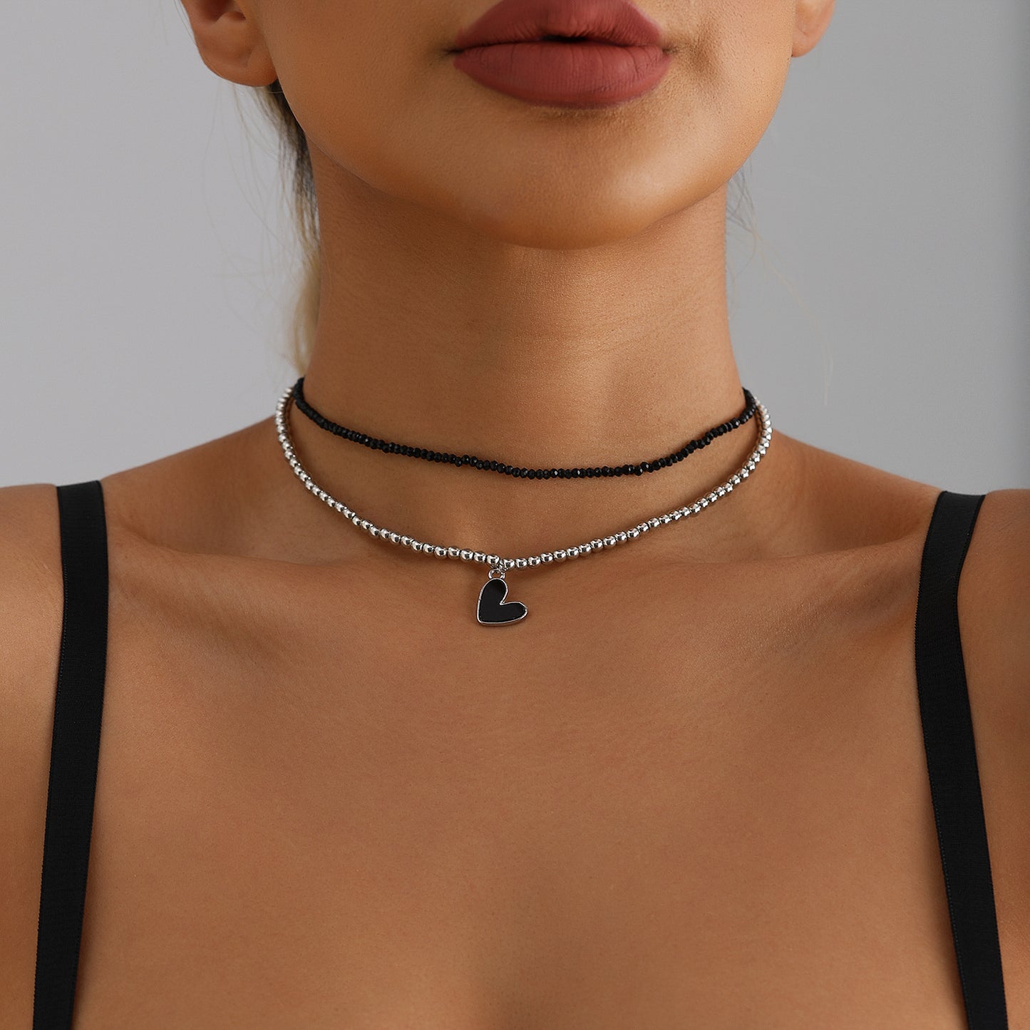 Collar de clavícula minimalista chapado en aleación de zinc con forma de corazón y detalles geométricos para mujer