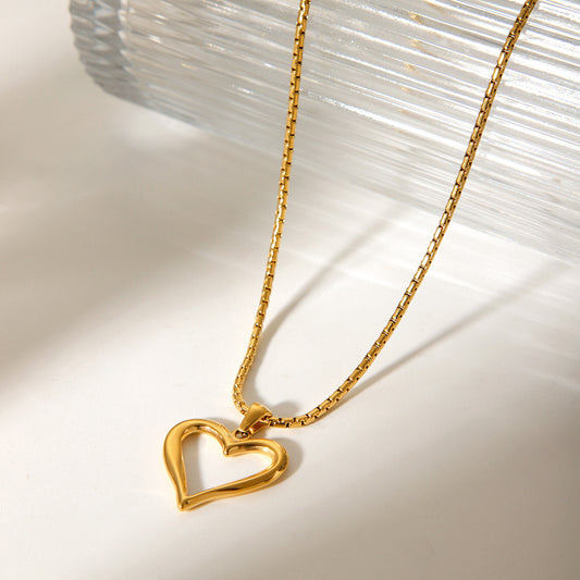 Collana pendente a cuore vuoto minimalista da donna in acciaio inossidabile con dettagli in titanio e catena a scatola placcata