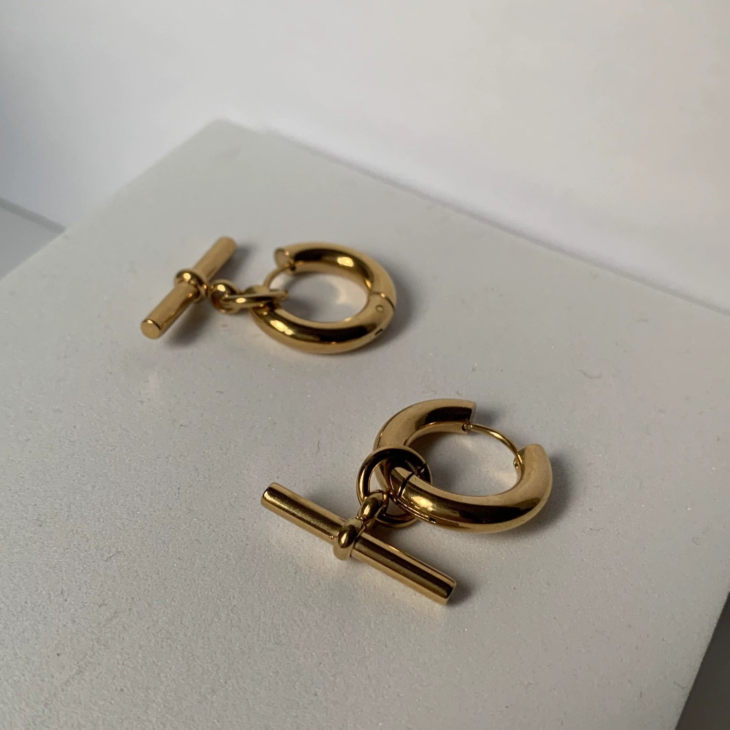 Orecchini a cerchio pendenti da donna con barra a T geometrica minimalista in acciaio inossidabile con finitura placcata