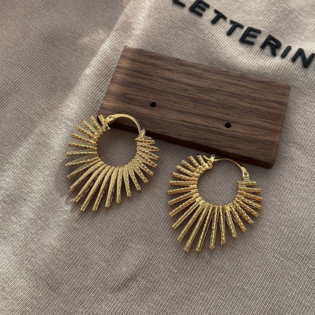 Pendientes de Flores Geométricas con Incrustaciones de Diamantes de Imitación en Cobre Bañado y Postes de Acero Inoxidable para Mujer, Joyería de Oreja de Lujo Minimalista y de Moda para el Día a Día