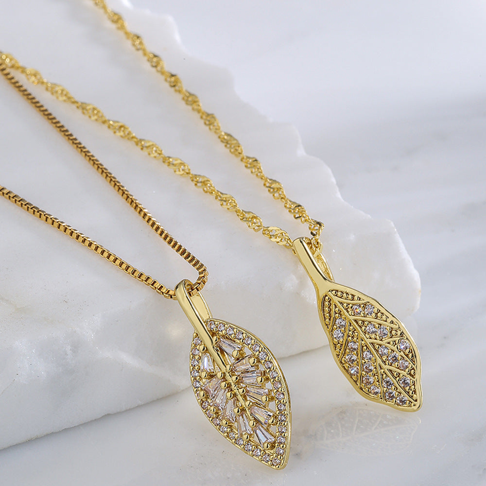Collana con Pendente a Foglia Minimalista da Donna con Base in Rame Placcata in Oro 18K e Zirconia Micro-Incastonata