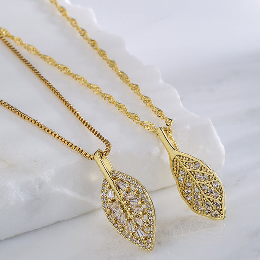 Collana con Pendente a Foglia Minimalista da Donna con Base in Rame Placcata in Oro 18K e Zirconia Micro-Incastonata