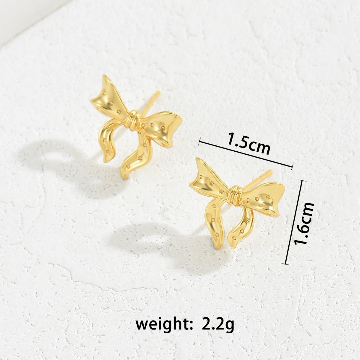 Orecchini a perno in lega a forma di fiocco dolci e audaci con placcatura in oro 18K, perni in acciaio inossidabile, estetica minimalista e fresca