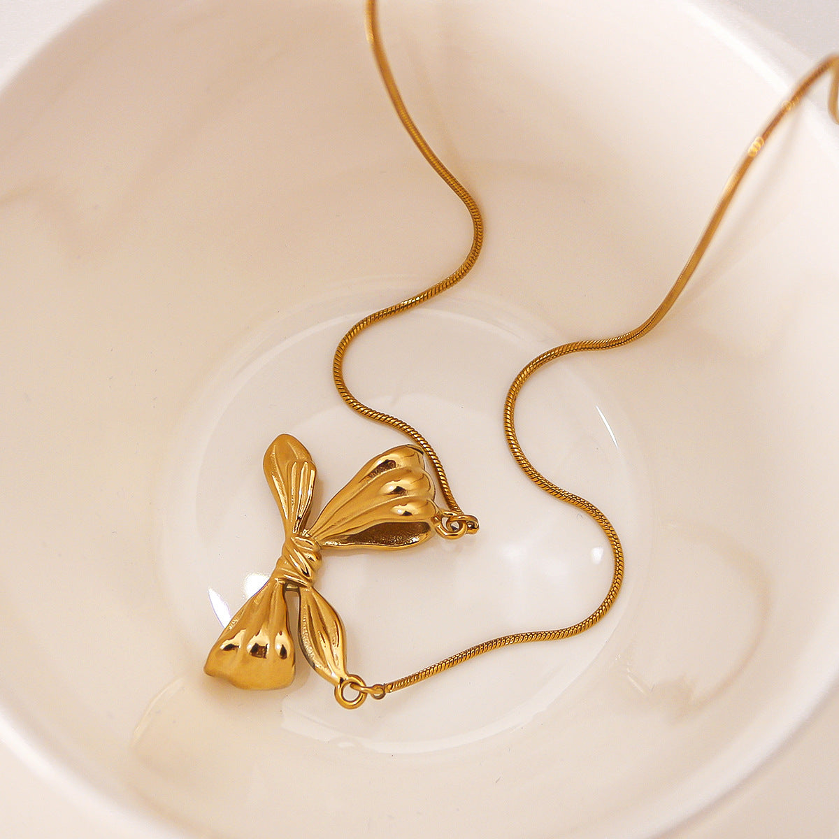 Minimalist Bow-Shaped Titanium Steel Necklace for Women with 18K Vacuum Plating and Geometric Design