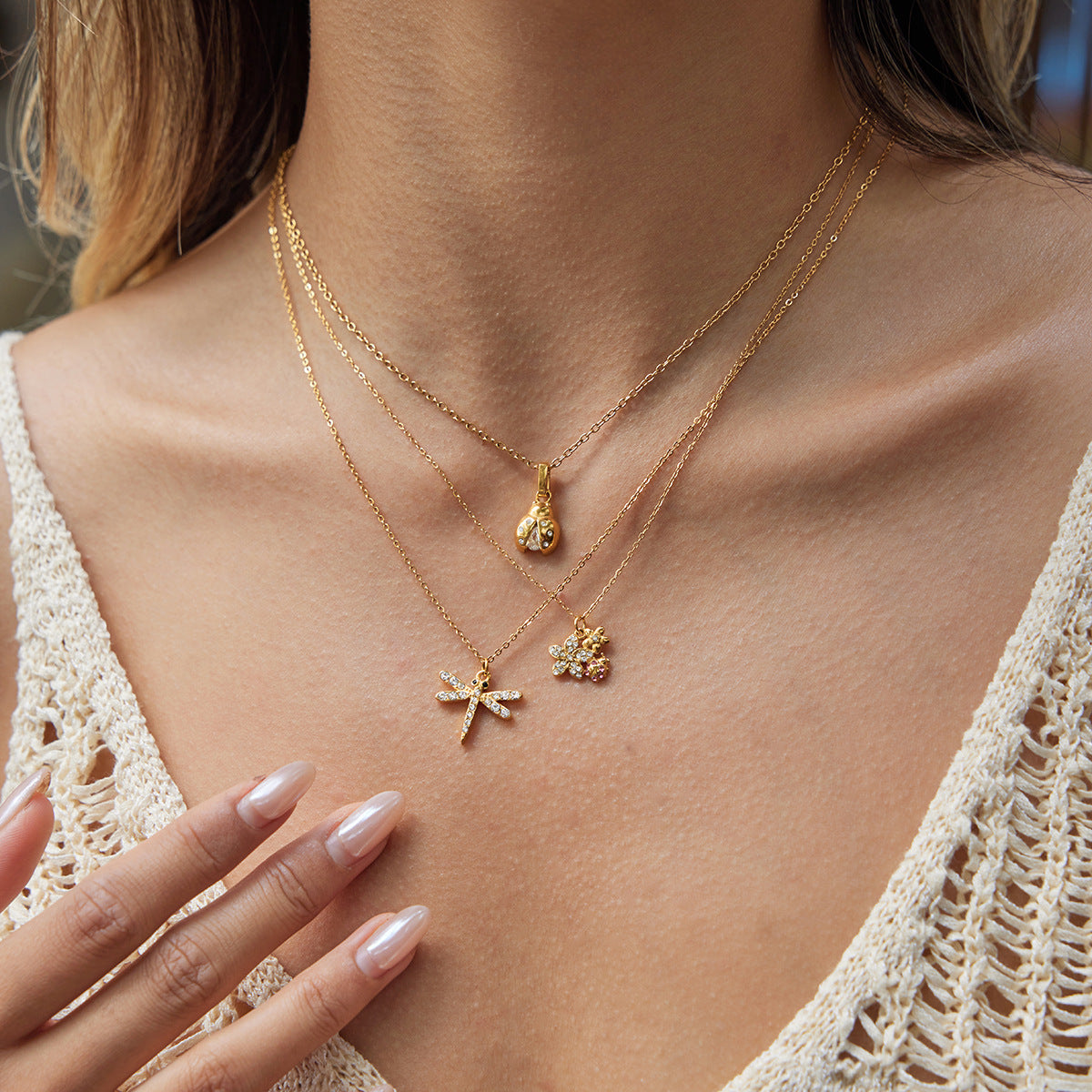 Collana pendente geometrica in acciaio al titanio con finitura placcata da donna, catena leggera di lusso per maglione