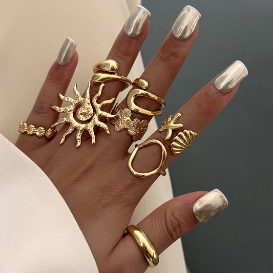 Anello aperto personalizzato con elementi floreali e geometrici, conchiglia e stella