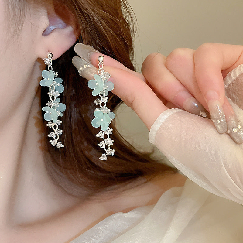 Orecchini floreali delicati con perni in argento, borchie in rame elettrolitico con nappe fluenti, estetica fresca e dolce per donna