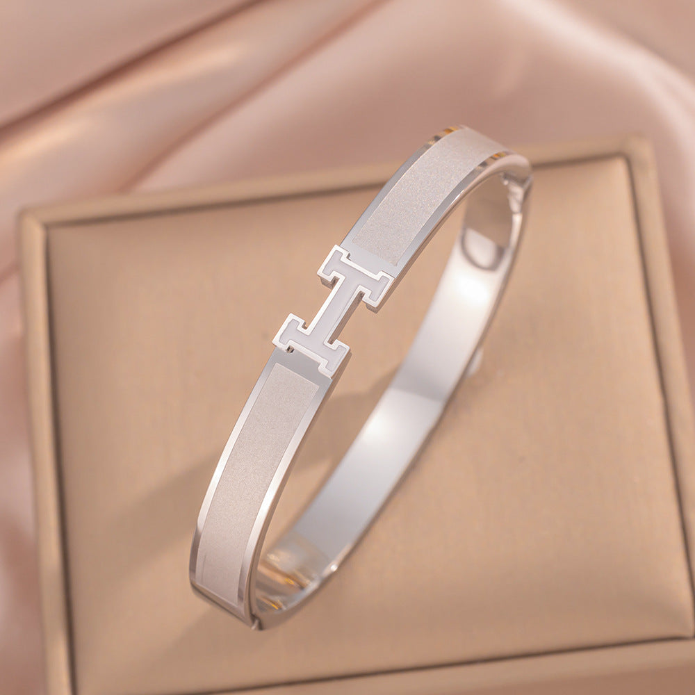Bracciale Lettera H in Acciaio Titanio Moderno Minimalista con Placcatura in Oro 18K, Ipoallergenico e Resistente allo Sbiadimento