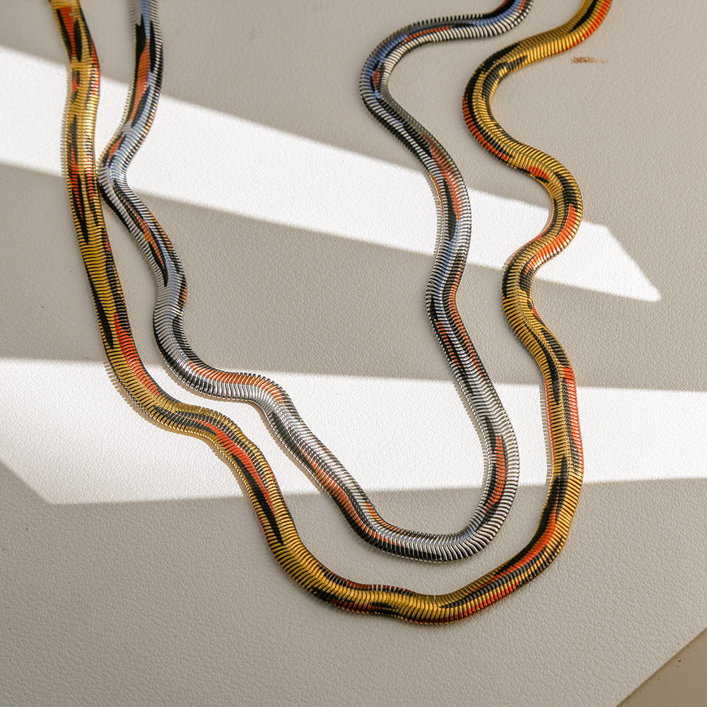 Collana girocollo da donna in acciaio al titanio geometrica minimalista a catena a serpente con finitura placcata, catena clavicola leggera