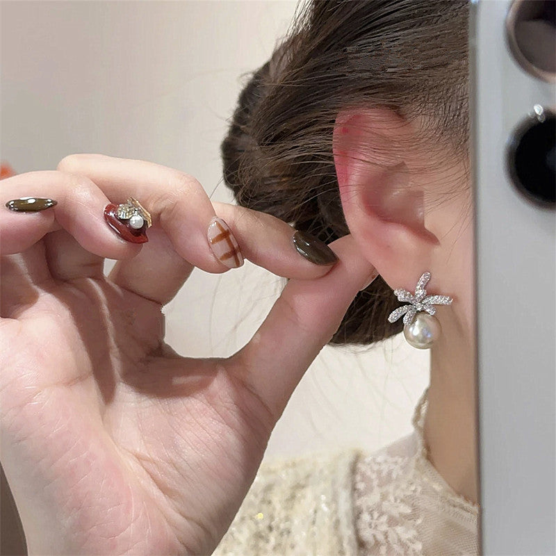 Orecchini a perno floreali vintage eleganti con intarsio di zirconi per donne