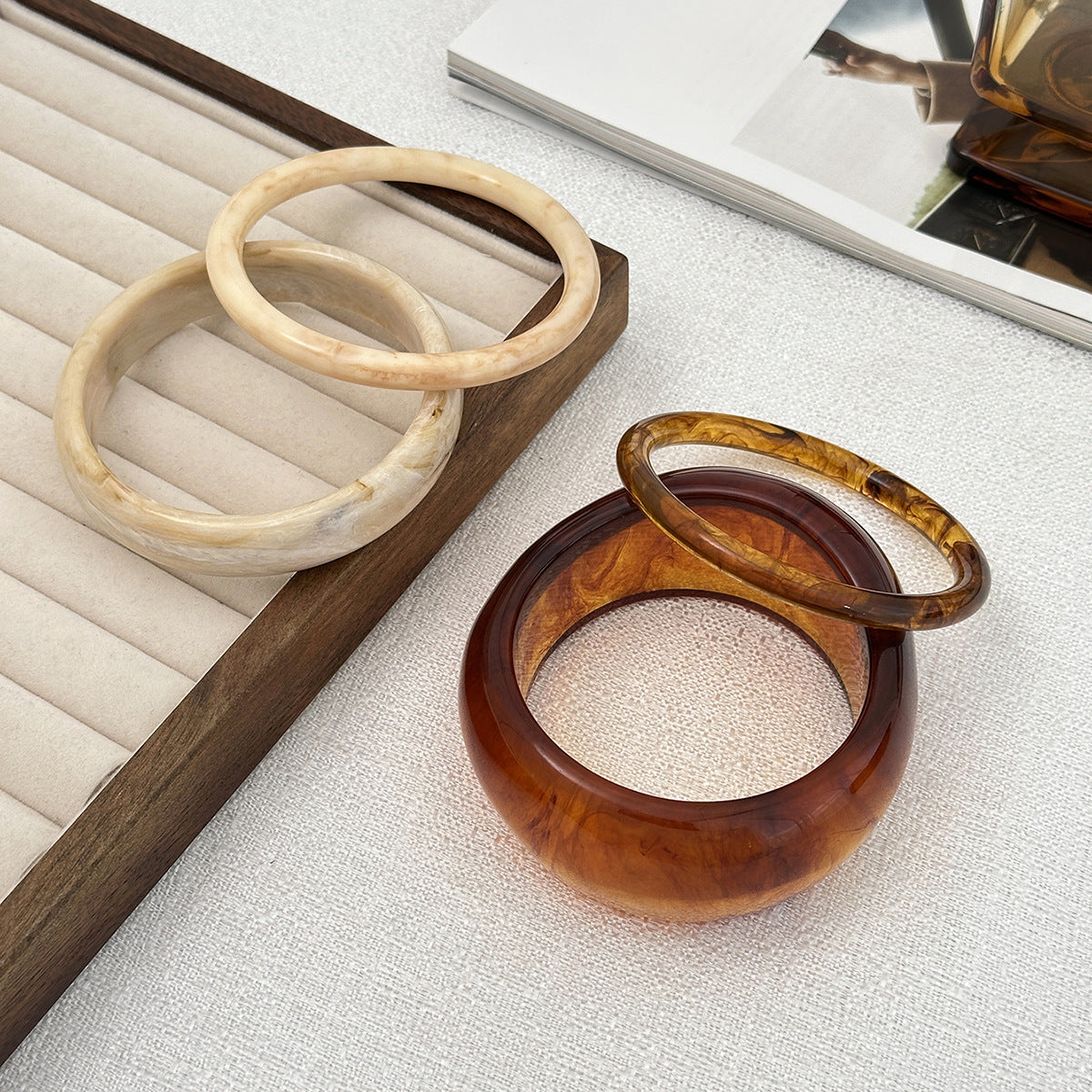 Bracciale Audace Geometrico in Acrilico da Donna con Design Ombré Irregolare e Stile Artistico Unico