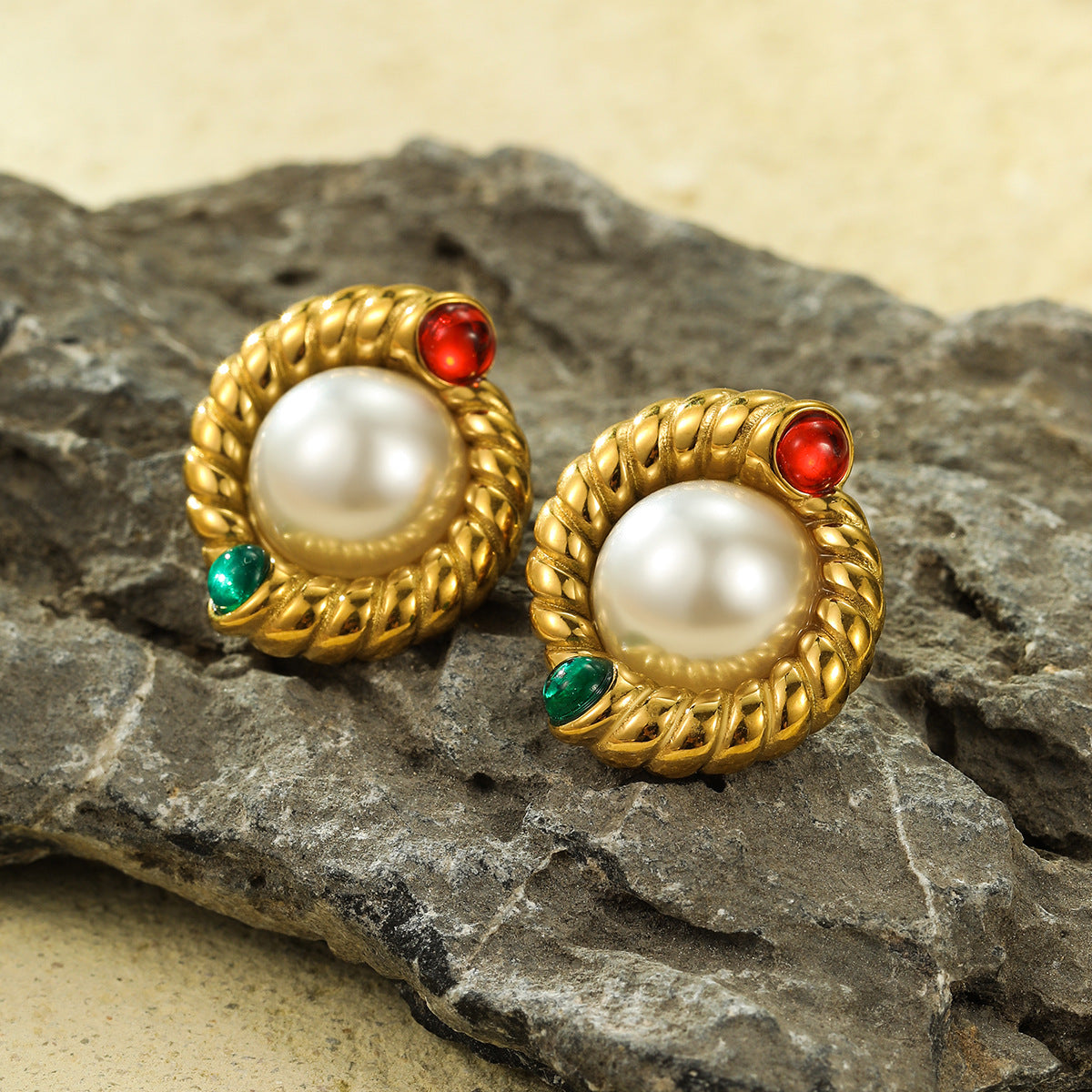 Pendientes de acero inoxidable redondos trenzados de estilo vintage con incrustaciones de perlas y detalles de piedra natural