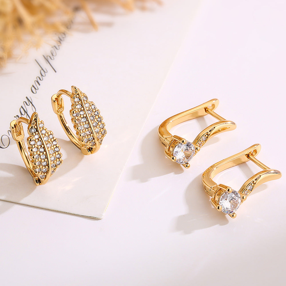 Orecchini da donna minimalisti in rame a forma di foglia con placcatura in oro e intarsi di zirconi