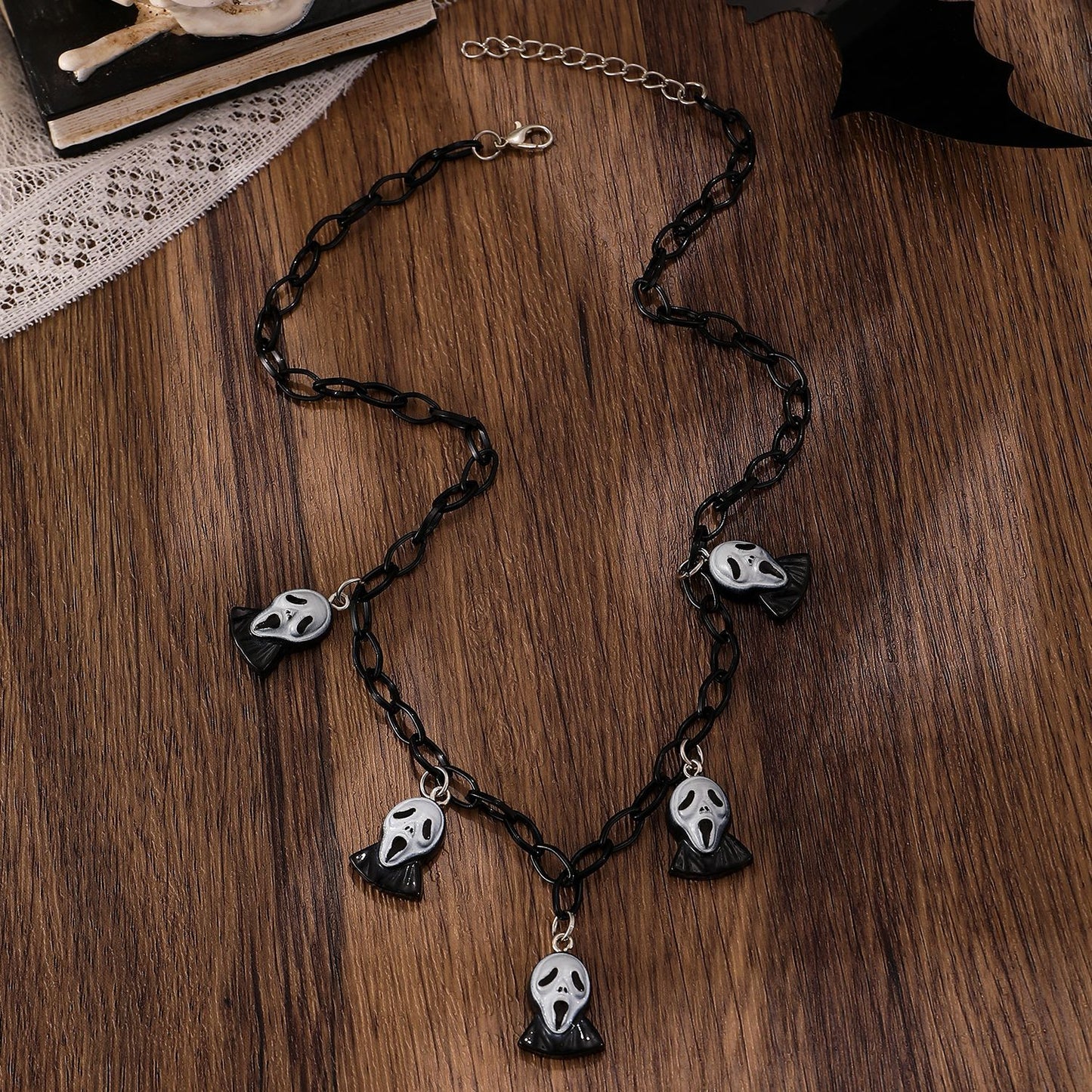 Collana in resina con fantasmino zucca a tema Halloween con finitura placcata, unisex