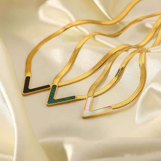 Collar minimalista de acero de titanio en V para mujer con cadena de serpiente plana y detalle de letra