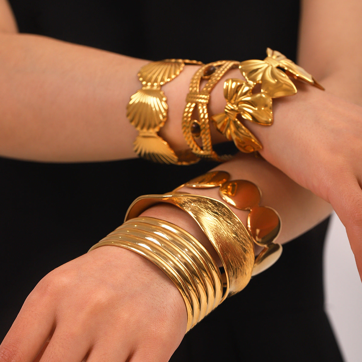 Bracciale rigido minimalista da donna con fiocco e apertura, in acciaio inossidabile placcato oro 18K