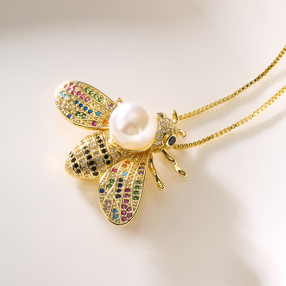 Collana pendente minimalista a forma di ape in rame placcato oro con intarsio di zirconi per donna