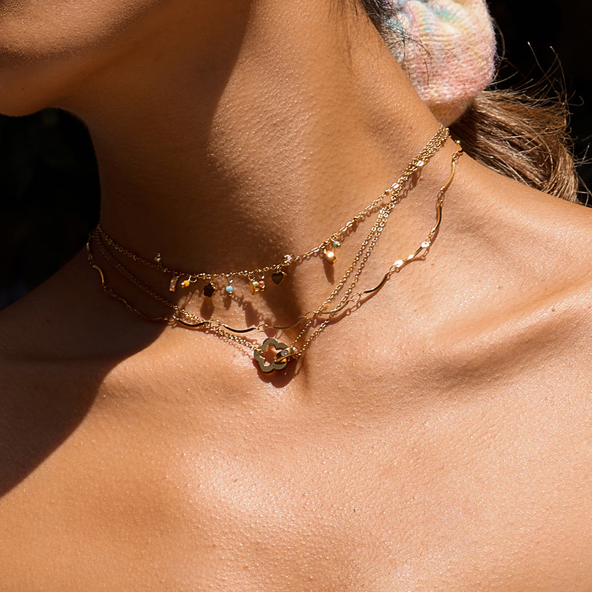Collana rotonda geometrica con ciondolo da donna in acciaio al titanio con intarsio di strass e finitura placcata