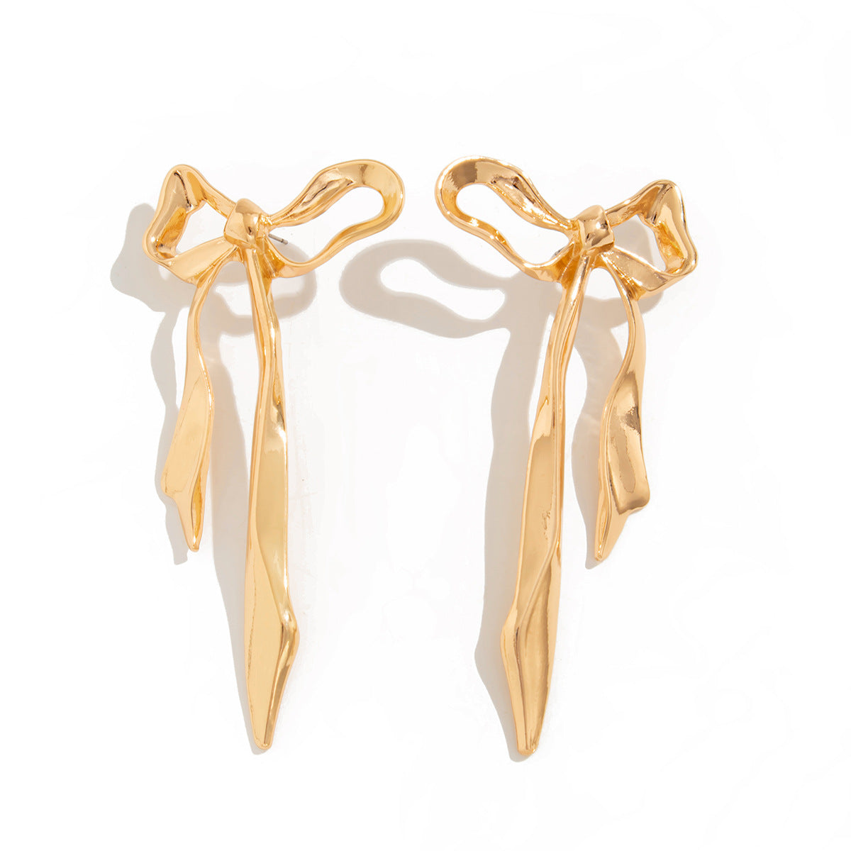 Pendientes de aleación de zinc con forma de lazo, estilo atrevido y chic, con acabado galvanizado y textura floral irregular tipo líquido.
