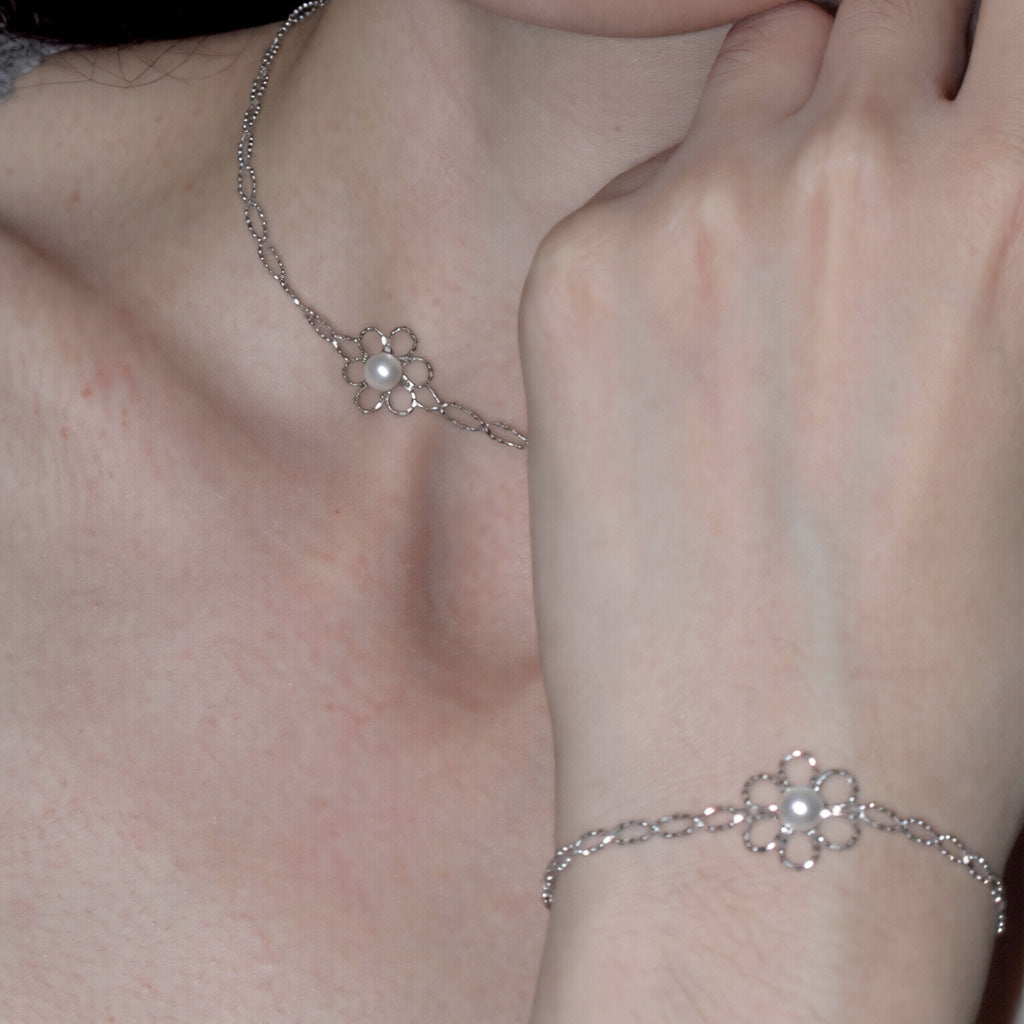 Conjunto de collar y pulsera minimalistas de perlas florales huecas para mujer con acabado chapado
