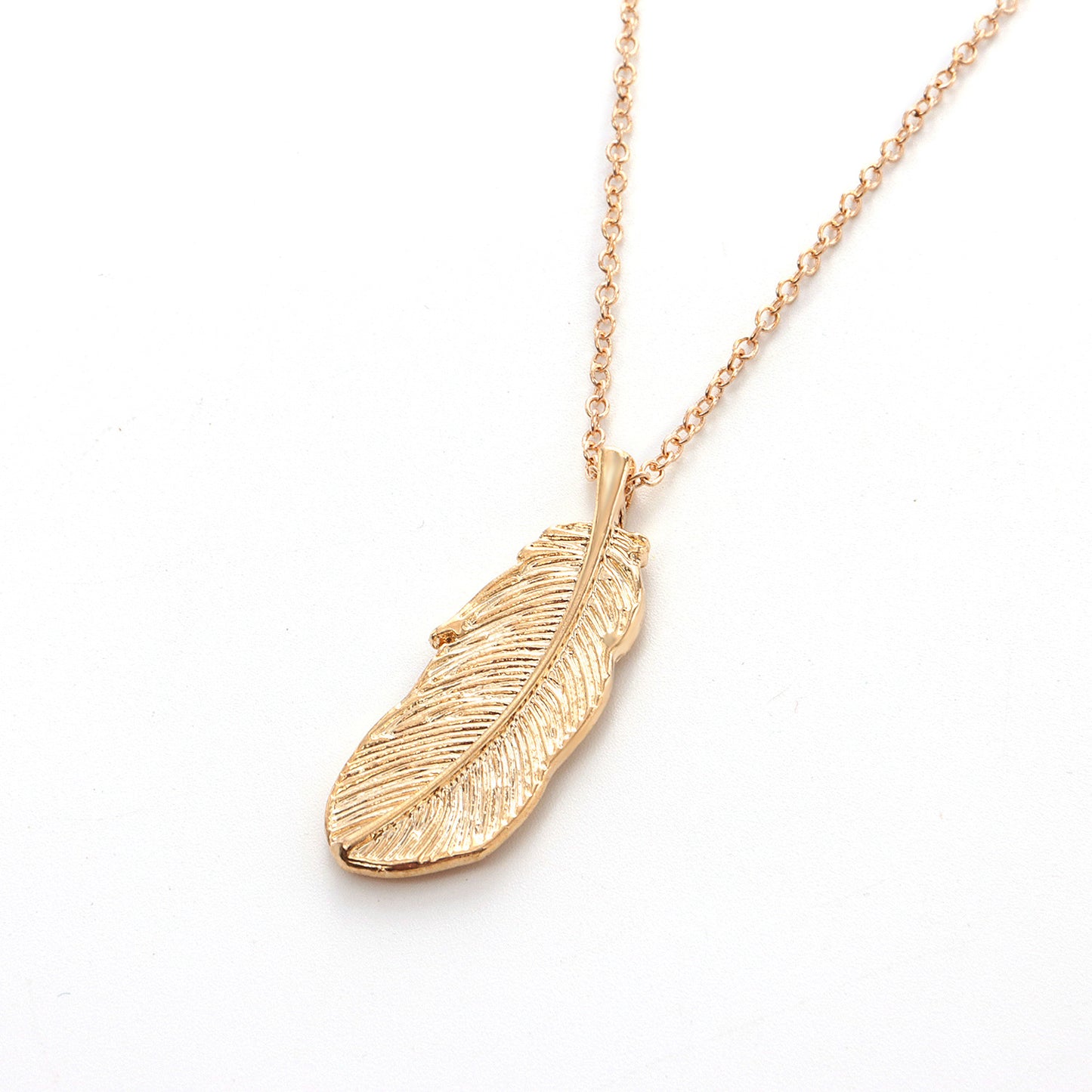 Collar minimalista con colgante de pluma de aleación para mujer con acabado chapado y cadena cruzada