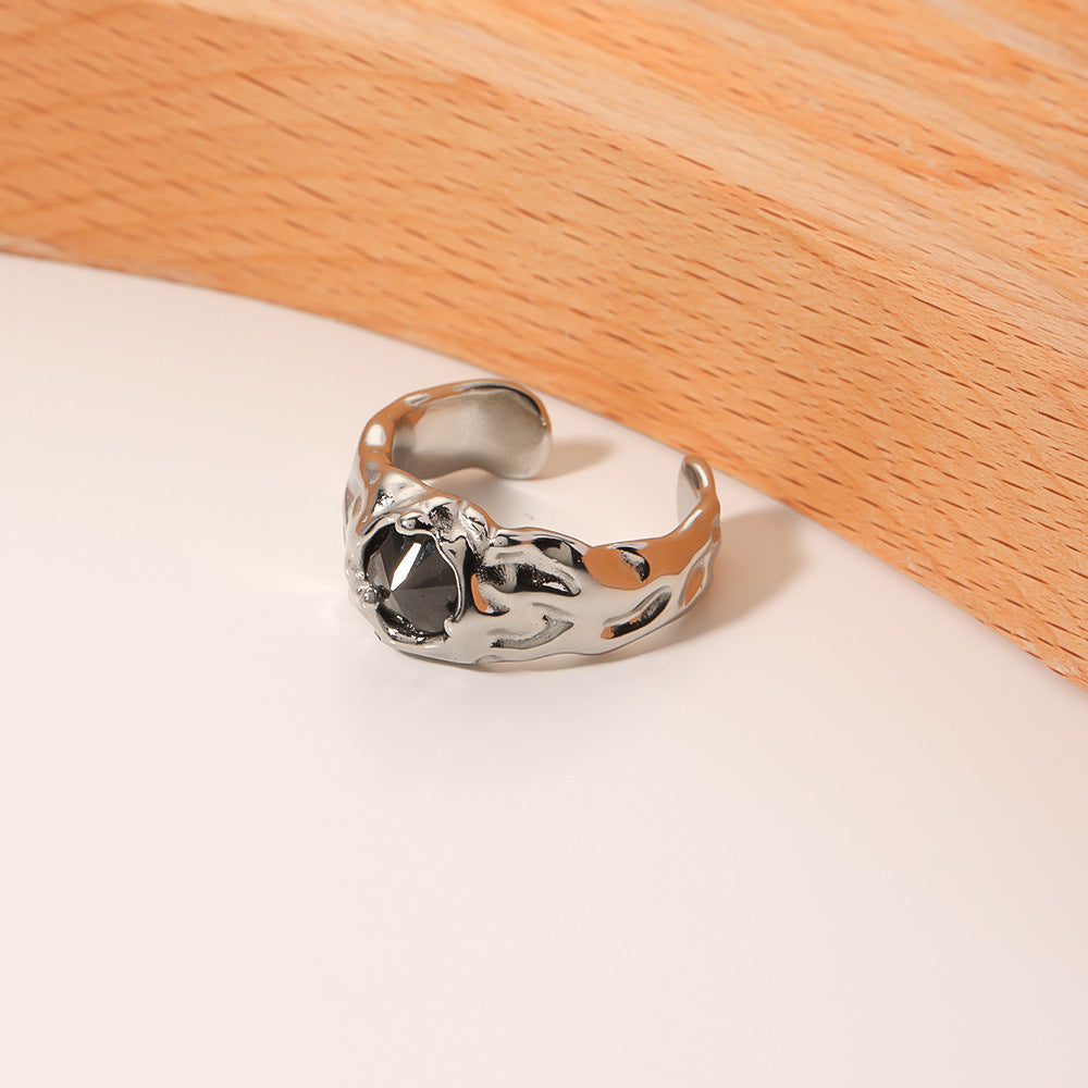 Anello da donna minimalista geometrico in acciaio al titanio con placcatura in oro 18 carati e intarsio di zirconi