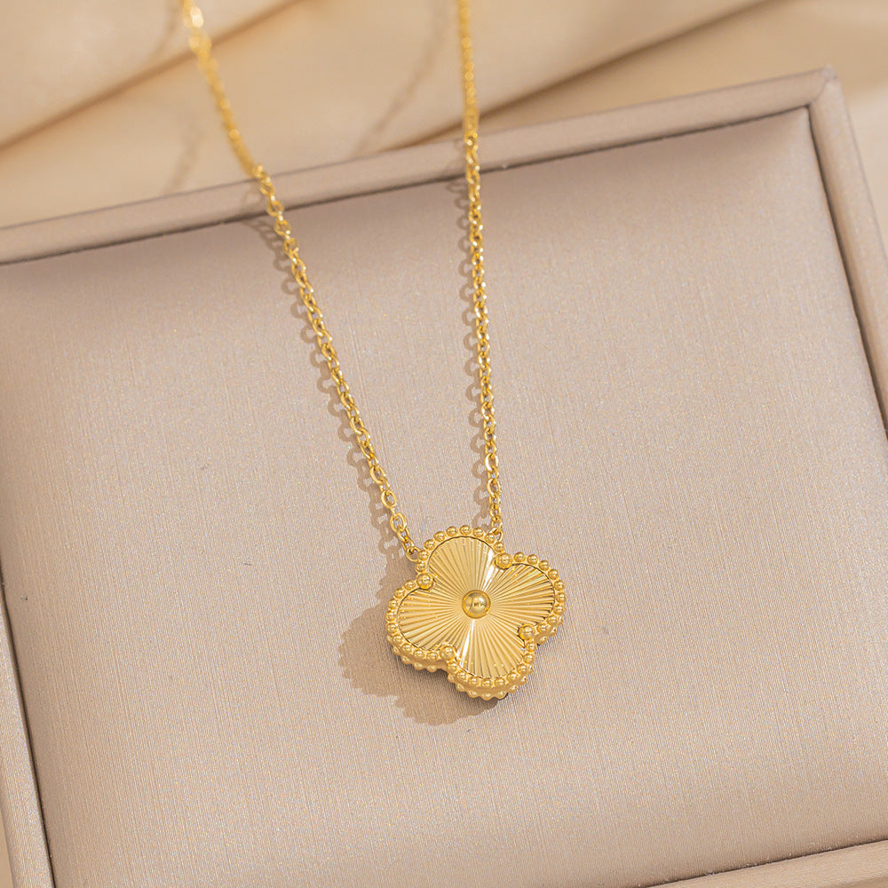 Collana con Ciondolo Trifoglio Minimalista in Acciaio al Titanio con Finitura Laser e Placcatura Oro da Donna