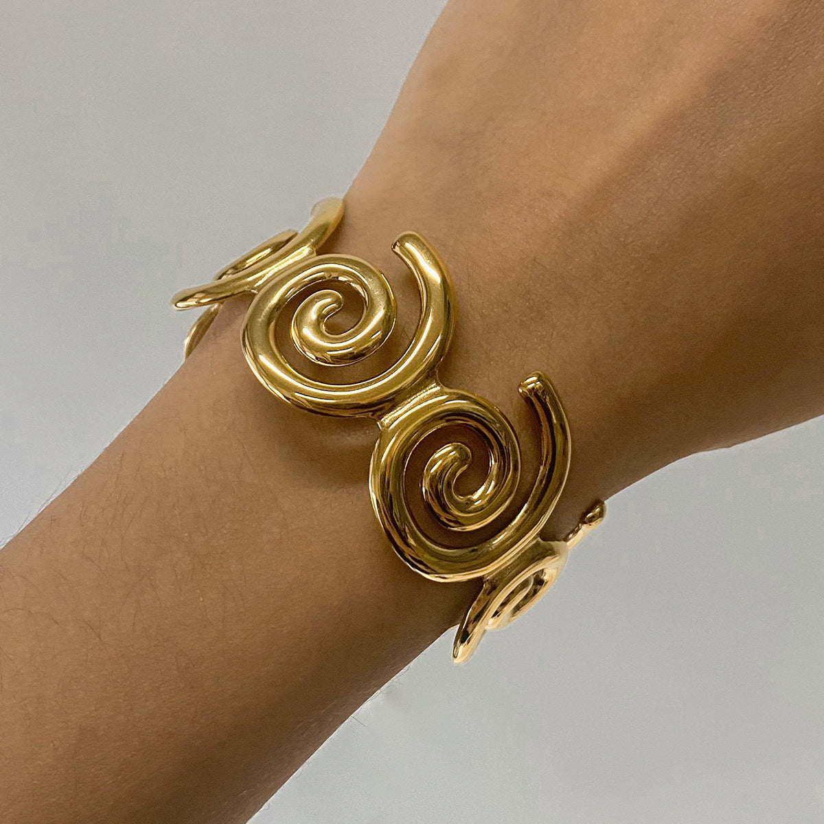 Elegante bracciale da donna in acciaio inossidabile traforato con motivo a conchiglia, finitura galvanizzata, stile ufficio alla moda