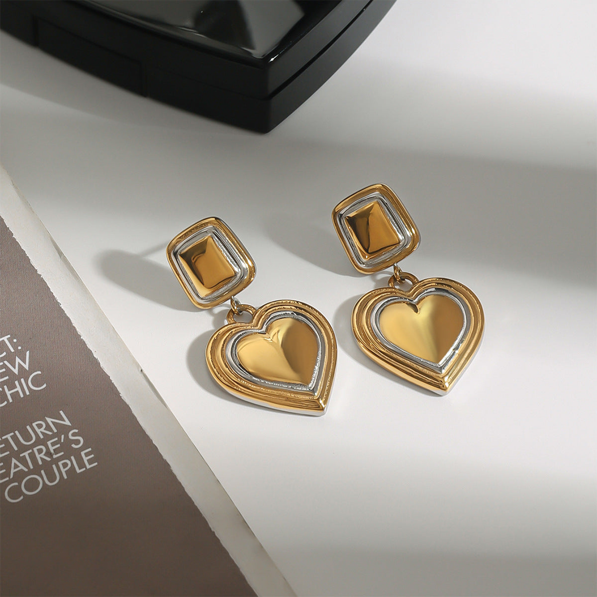 Pendientes de acero inoxidable en forma de corazón minimalista con acabado chapado para mujer