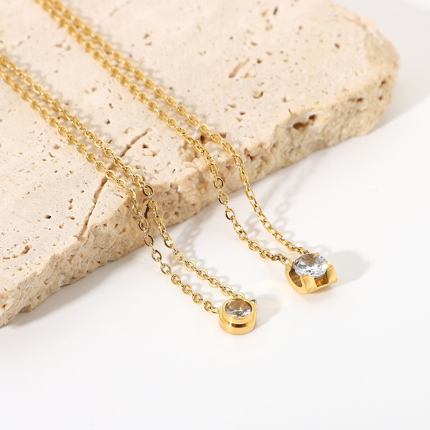 Collana con Pendente Geometrico Minimalista Tondo Rettangolare in Acciaio Inossidabile Placcato Oro 18K da Donna