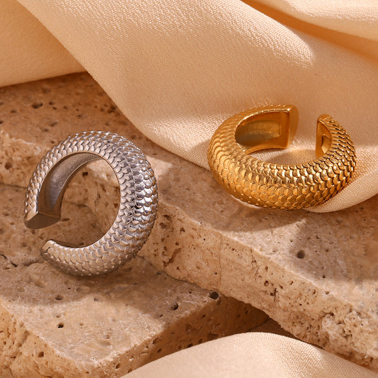 Orecchini a clip grandi a forma di C da donna in acciaio inossidabile placcato oro 18 carati, con texture a squame di pesce, design geometrico e minimalista