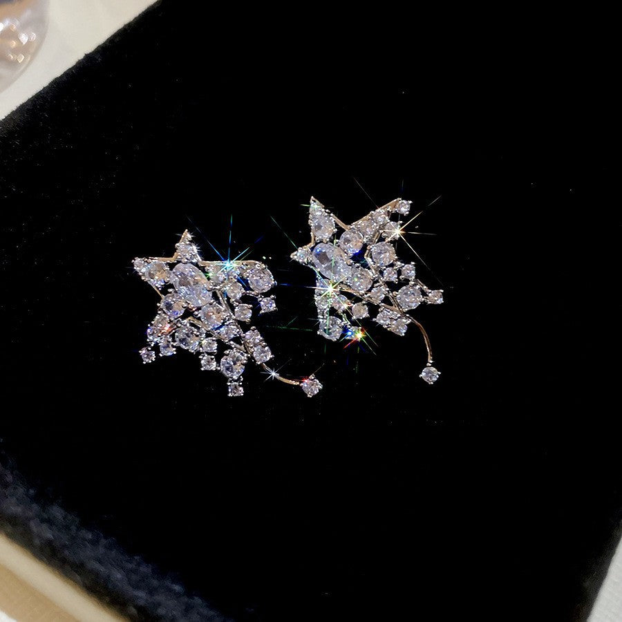 Orecchini a perno minimalisti a stella con perle e accenti di zirconi, su perni in acciaio ipoallergenico