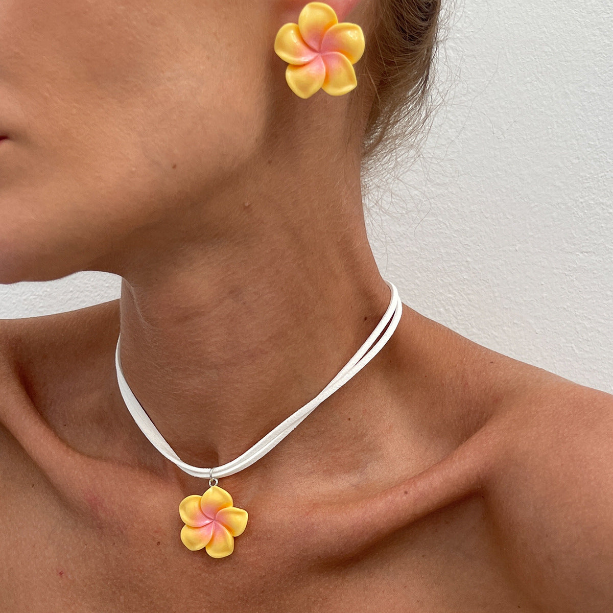 Collar con colgante floral minimalista para mujer con dije de pétalo acrílico y cadena de terciopelo coreano