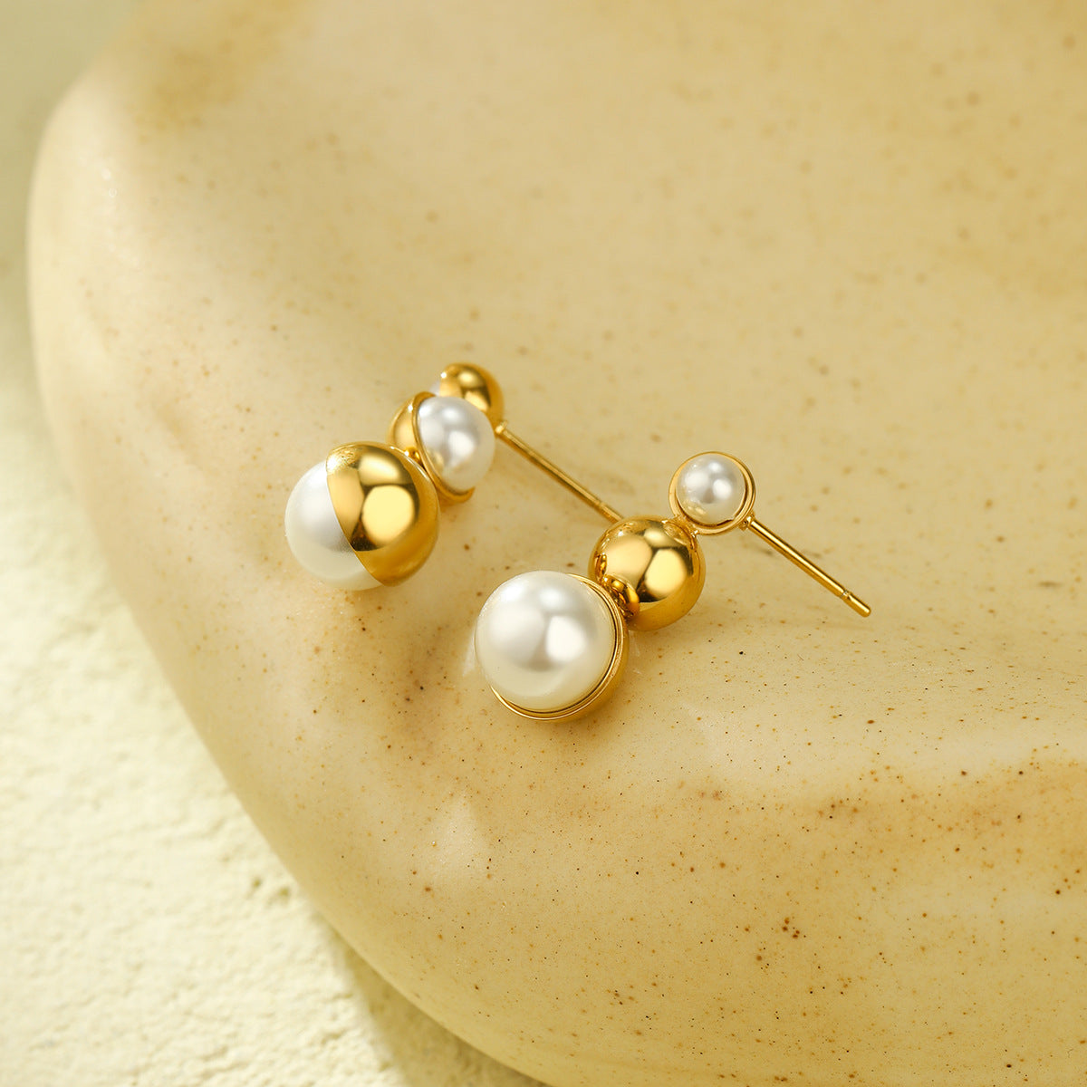 Orecchini a cerchio da donna minimalisti ed eleganti in acciaio al titanio con perle, finitura placcata