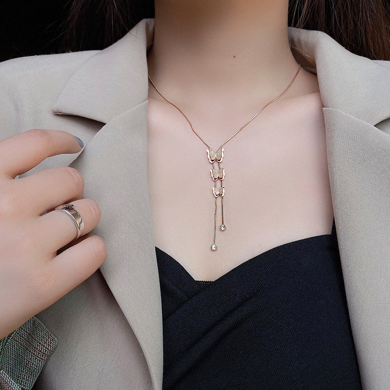 Collana con pendente a farfalla stile naturale in acciaio al titanio con finitura placcata su catena a serpente da donna