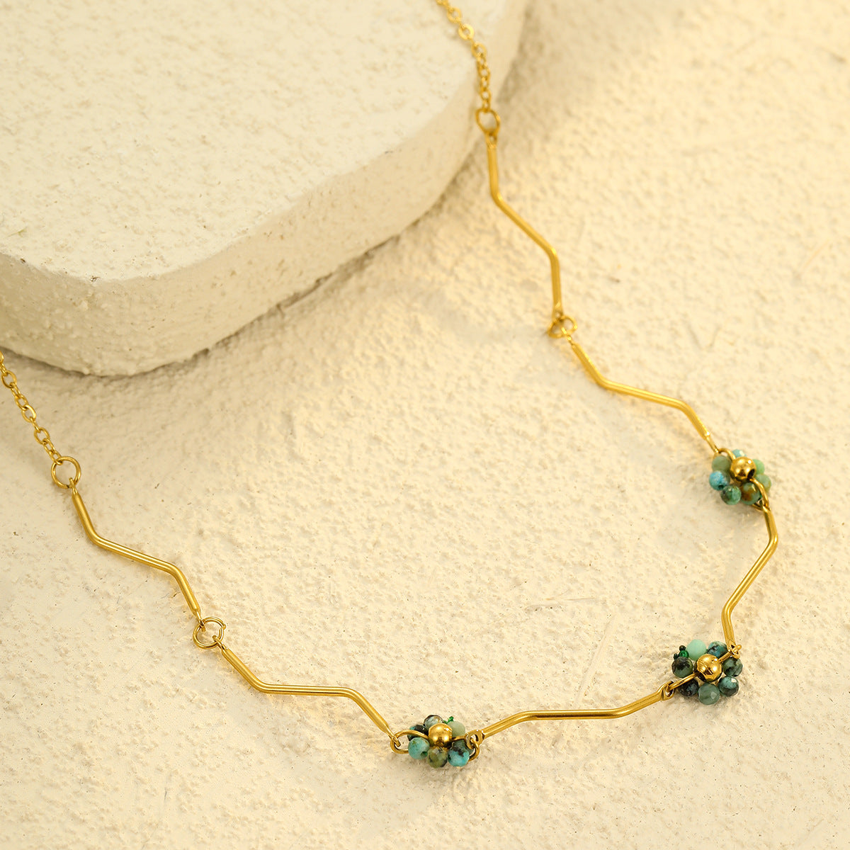 Collana con Ciondolo a Fiore Minimalista in Acciaio Inossidabile Stile Francese con Finitura Galvanizzata per Donne