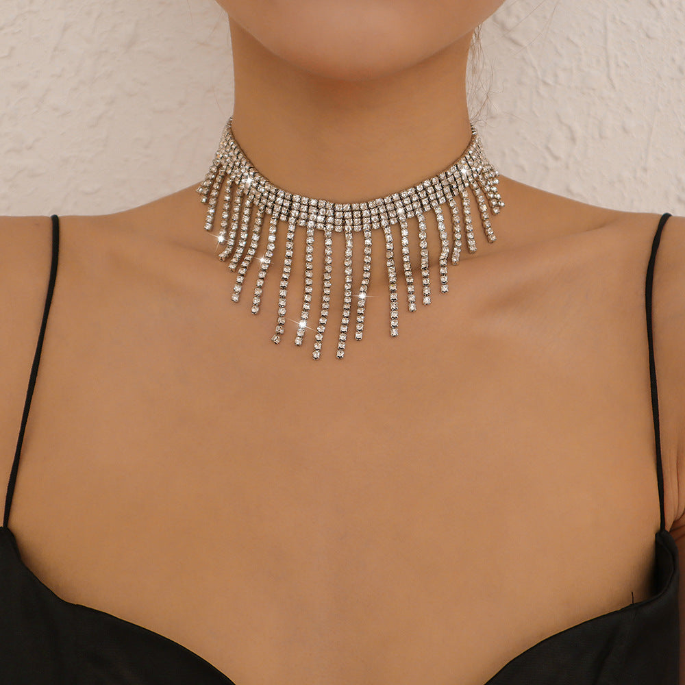 Collar con Colgante Geométrico Dulce y Atrevido en Aleación con Acabado Chapado para Mujer, Cadena de Clavícula con Acentos Completos de Diamantes de Imitación
