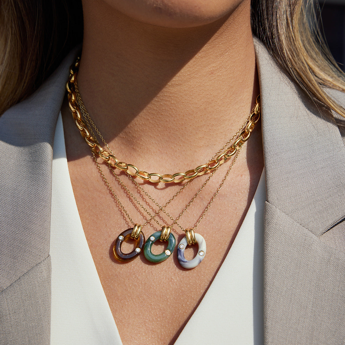 Ciondolo Ovale Geometrico Minimalista in Acciaio al Titanio Placcato Oro 18K PVD con Resina, Collana da Donna