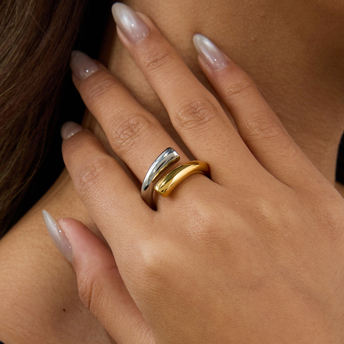 Anello da donna in acciaio inossidabile bicolore placcato, geometrico e minimalista