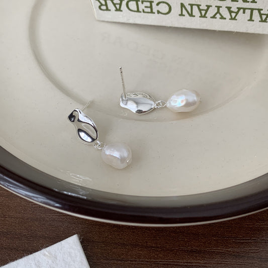 Orecchini con perle d'acqua dolce placcati in argento sterling 925 a forma floreale irregolare