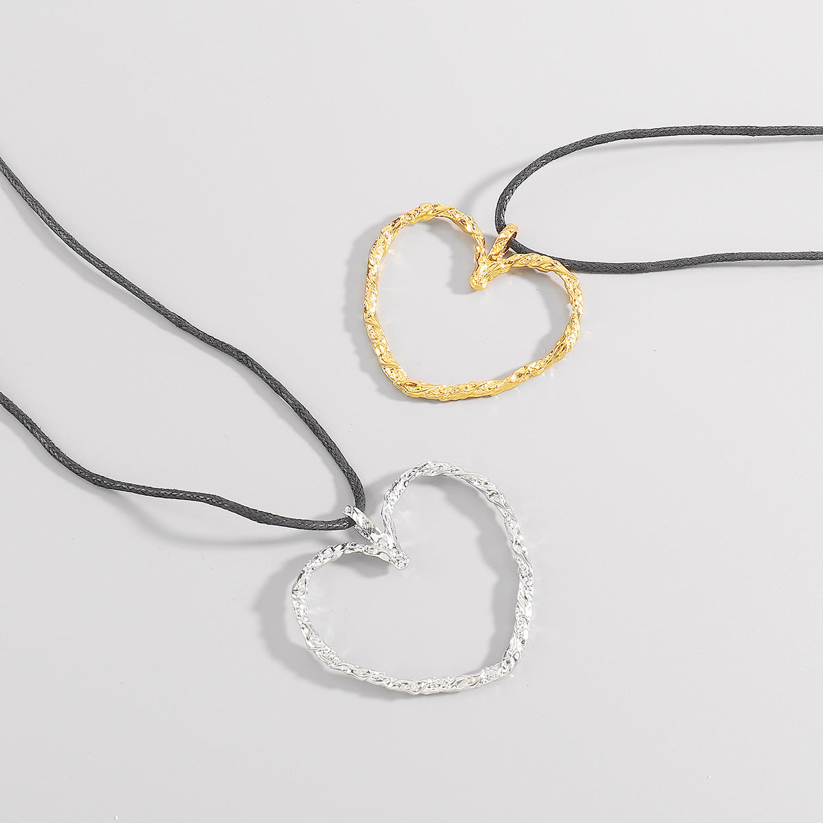 Collar con dije de corazón dulce y atrevido con cordón trenzado y dije de aleación, cadena con medallón de diseño geométrico minimalista