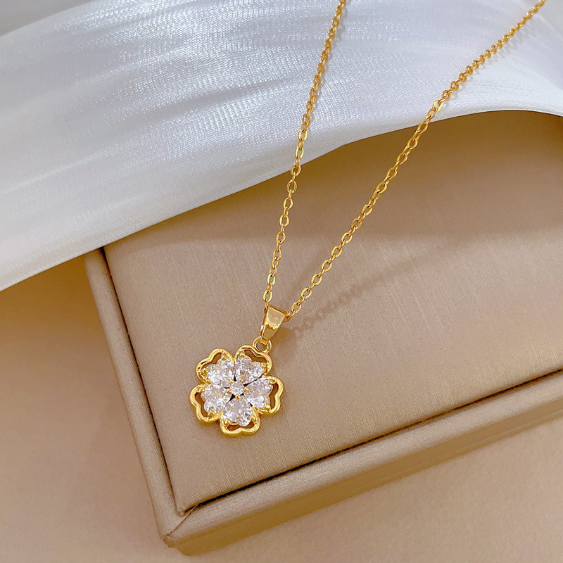 Elegante collar con colgante de flor de cinco pétalos para mujer, delicada cadena de clavícula de acero inoxidable con detalles de diamantes de imitación