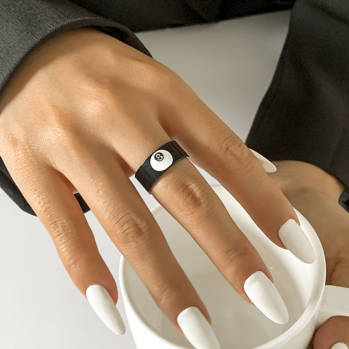 Anillo de aleación geométrica dulce y atrevida para mujer con acabado pintado y diseño numérico
