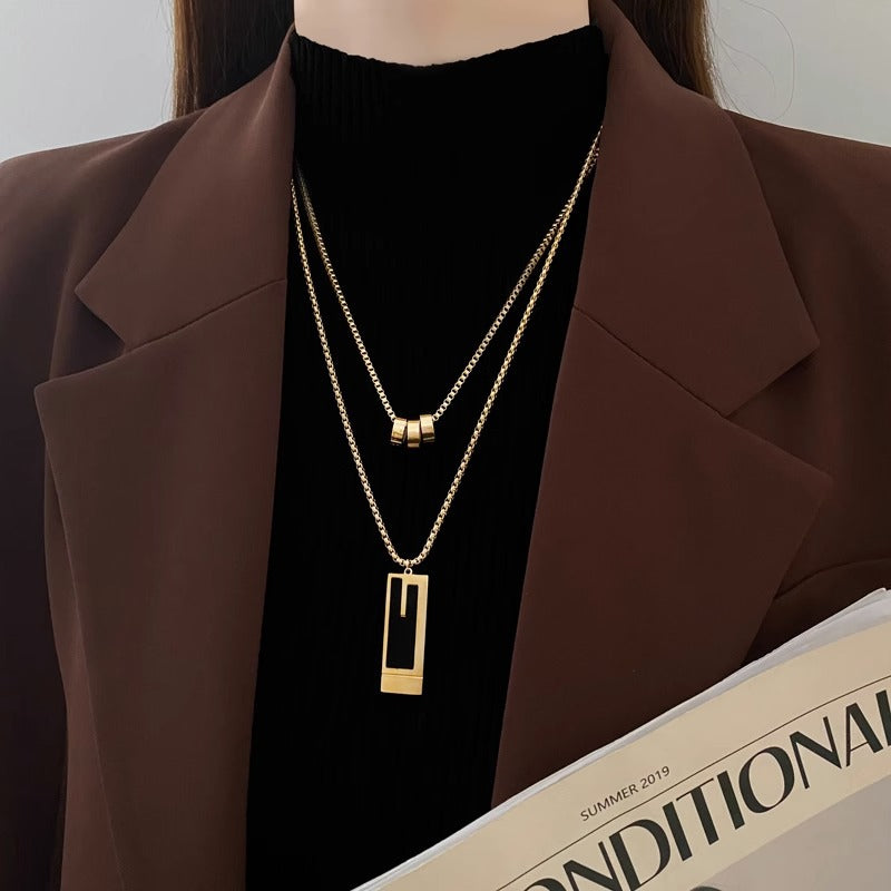 Collar con colgante de acero titanio con forma de animal minimalista para mujer, con acabado galvanizado y diseño irregular