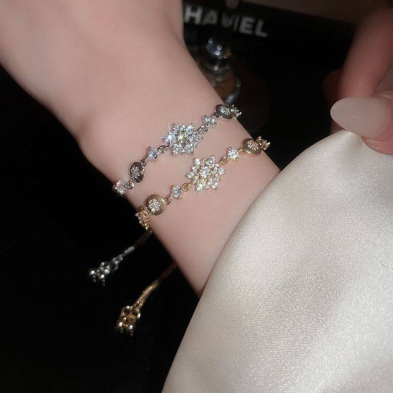 Bracciale in Rame Floreale con Zirconi di Lusso da Donna, Eleganza Minimalista Quotidiana, Gioielli per le Mani