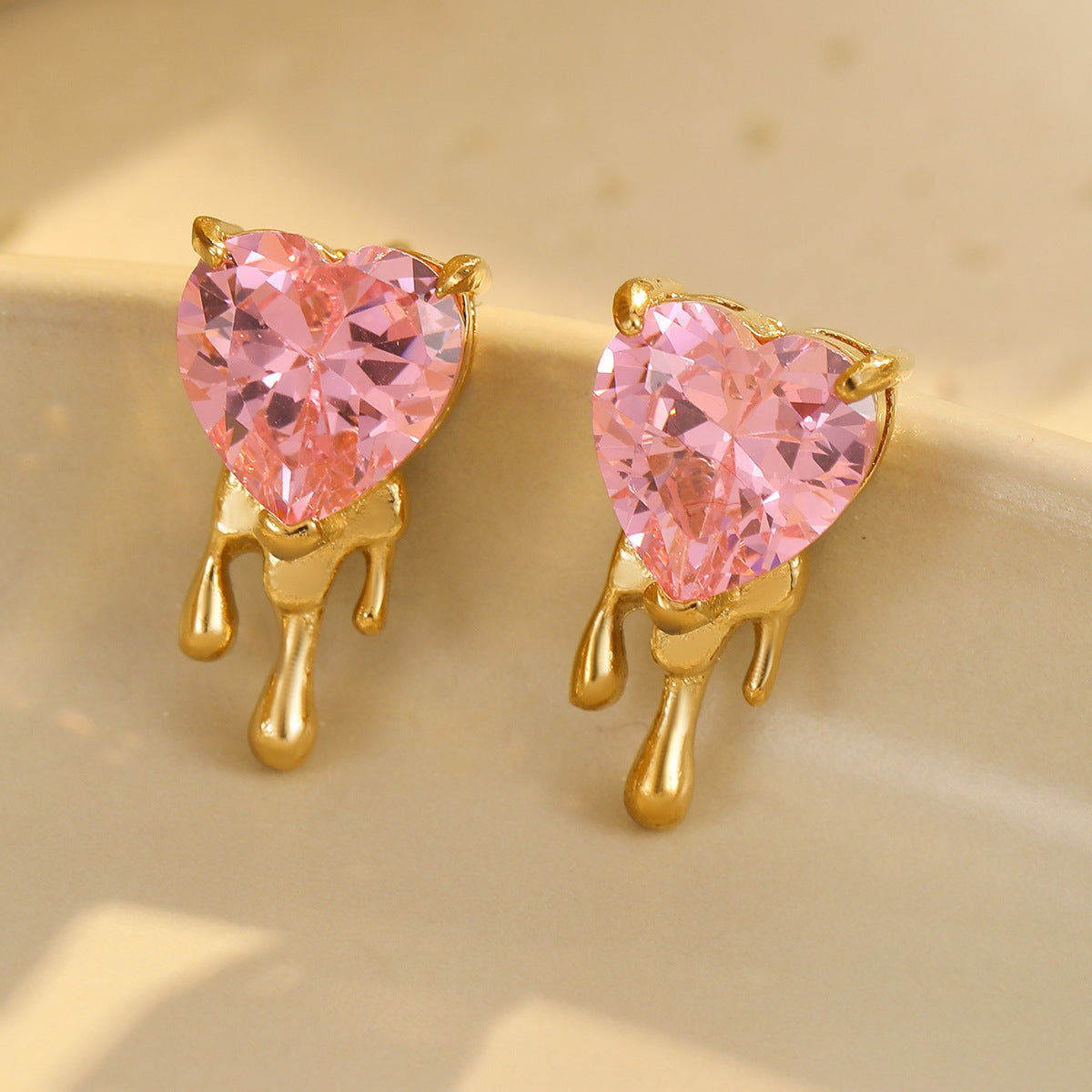 Pendientes de tuerca de circonita con forma de corazón de acero inoxidable con acabado chapado para mujer