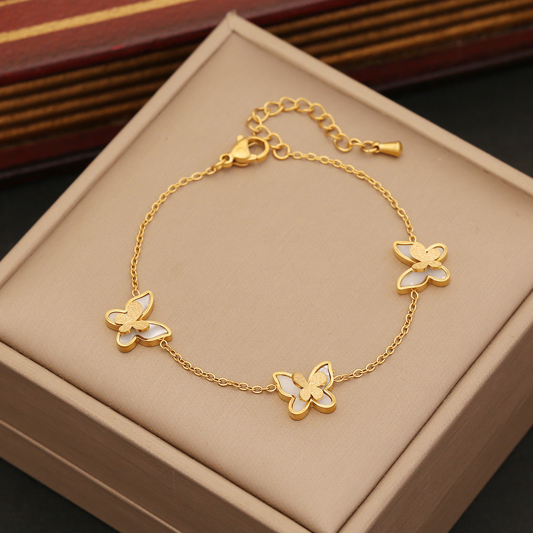 Set collana a farfalla con finitura opaca dolce con ciondolo a cuore in acciaio inossidabile su catena O per donna