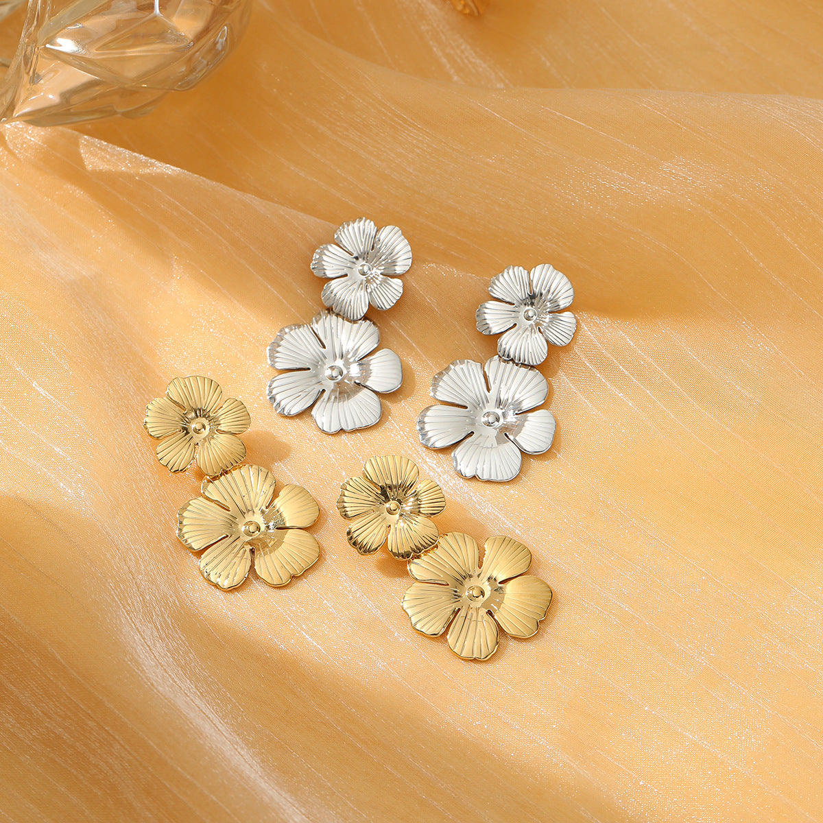 Fashionable Floral-Shaped Titanium Steel Earrings for Women with Vacuum Plating in 18K Gold Finish Stainless Steel