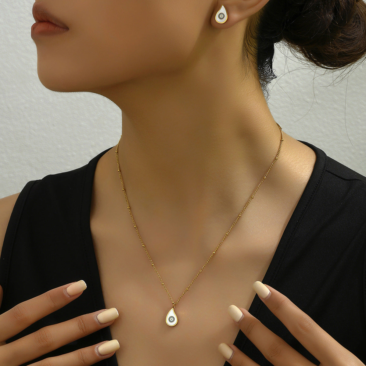 Collana con ciondolo in smalto a goccia geometrica asimmetrica e set di orecchini da donna con catena e borchie in rame