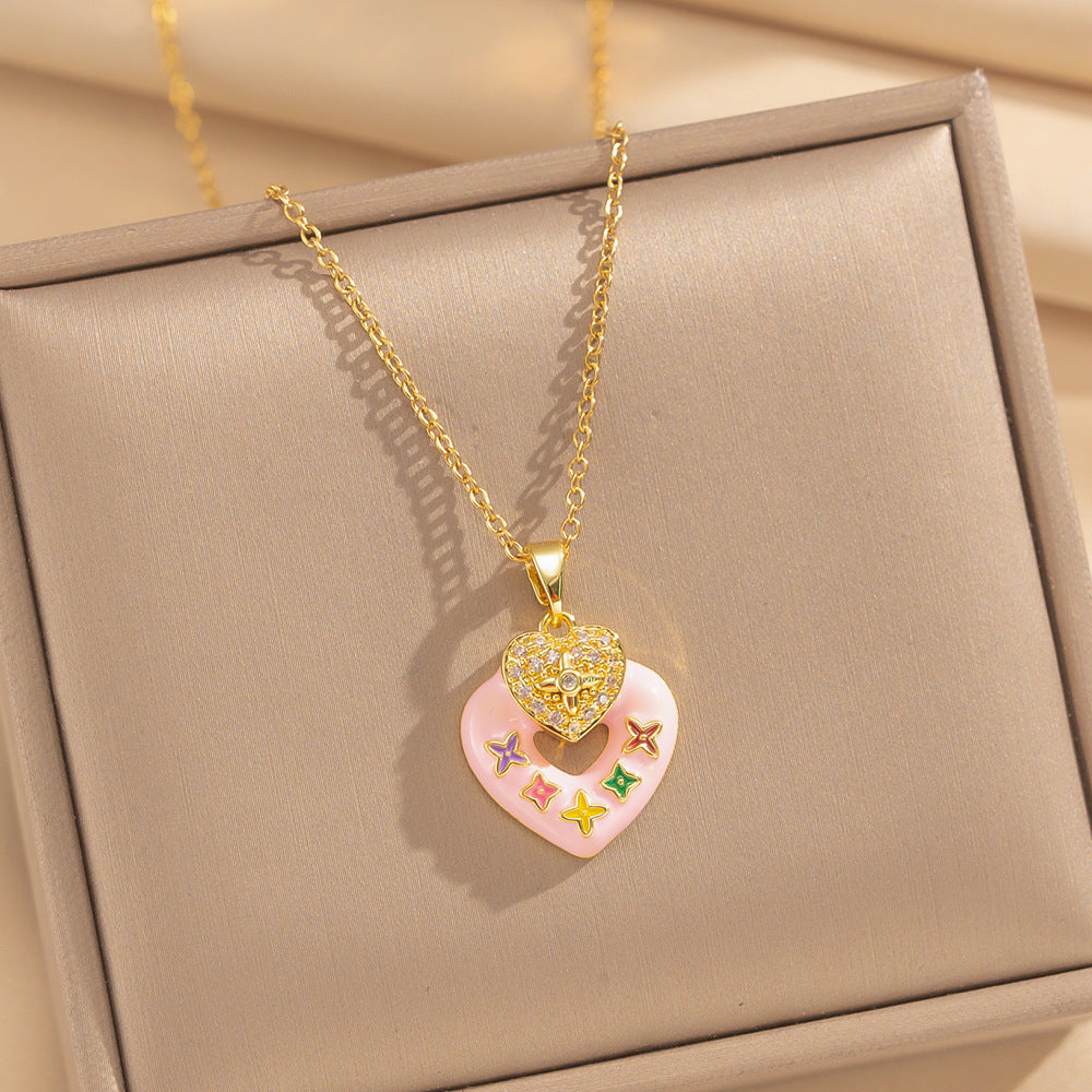 Collana con ciondolo in rame placcato oro 18 carati con smalto e zirconi micro-incastonati, a forma di cuore floreale geometrico, stile lussuoso leggero, con catena a maglie in acciaio al titanio per donna